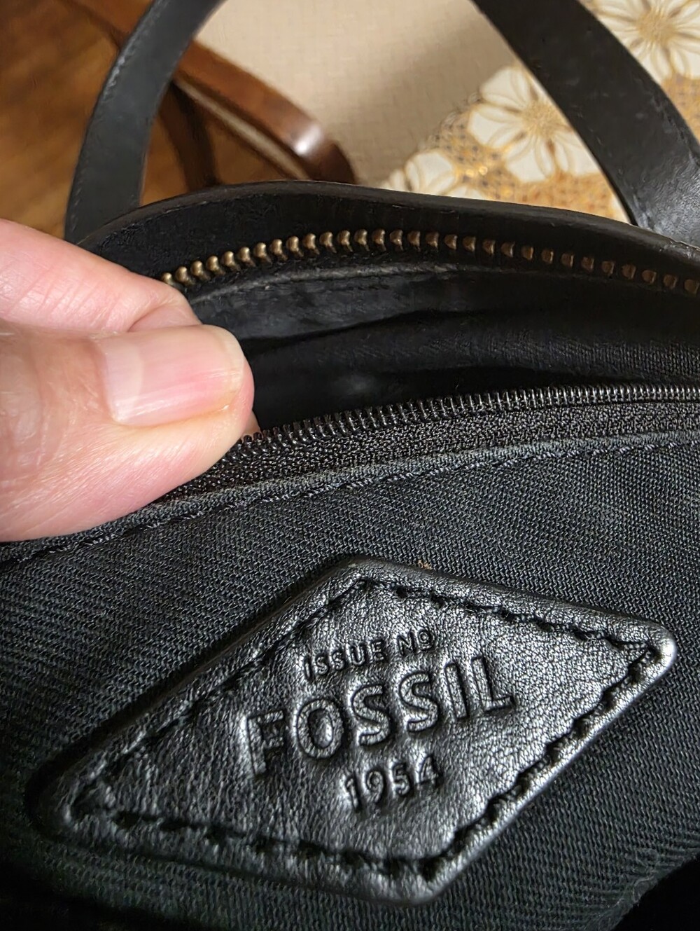 Elegant Black Leather Handbag - Picture 13 of 14